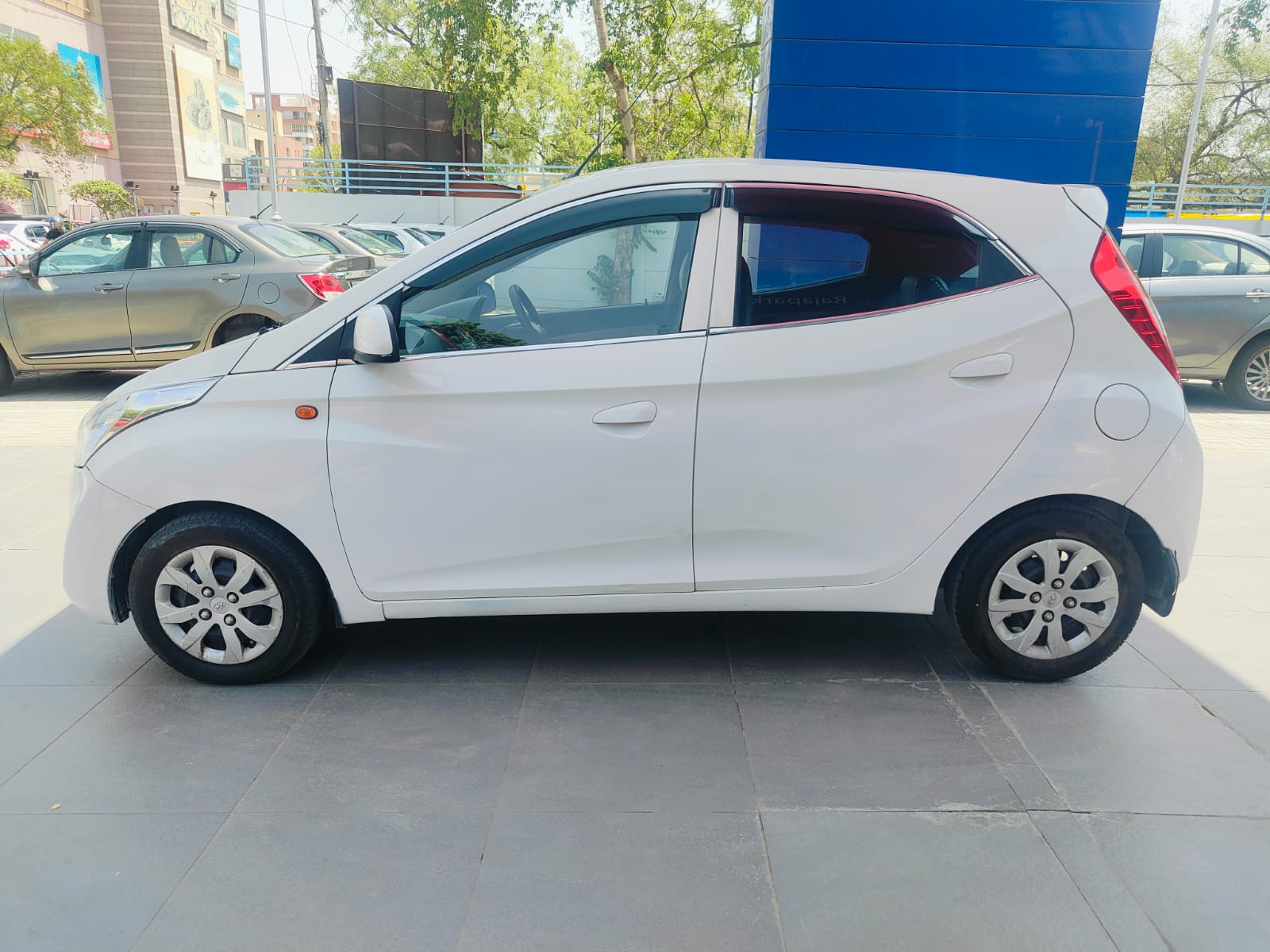 Hyundai-Eon Magana-White